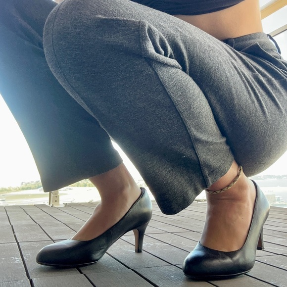 Clarks Size 5.5 Kitten Heel - Picture 3 of 8